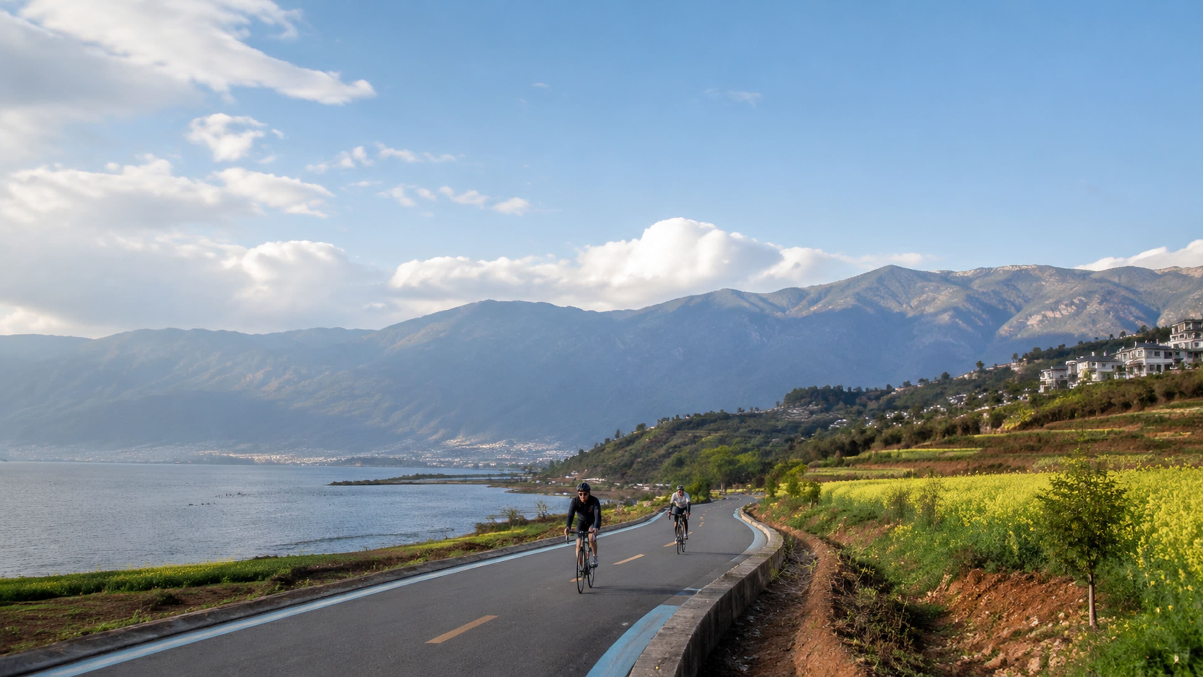 Dali scenery moves slowly between Erhai and Cangshan