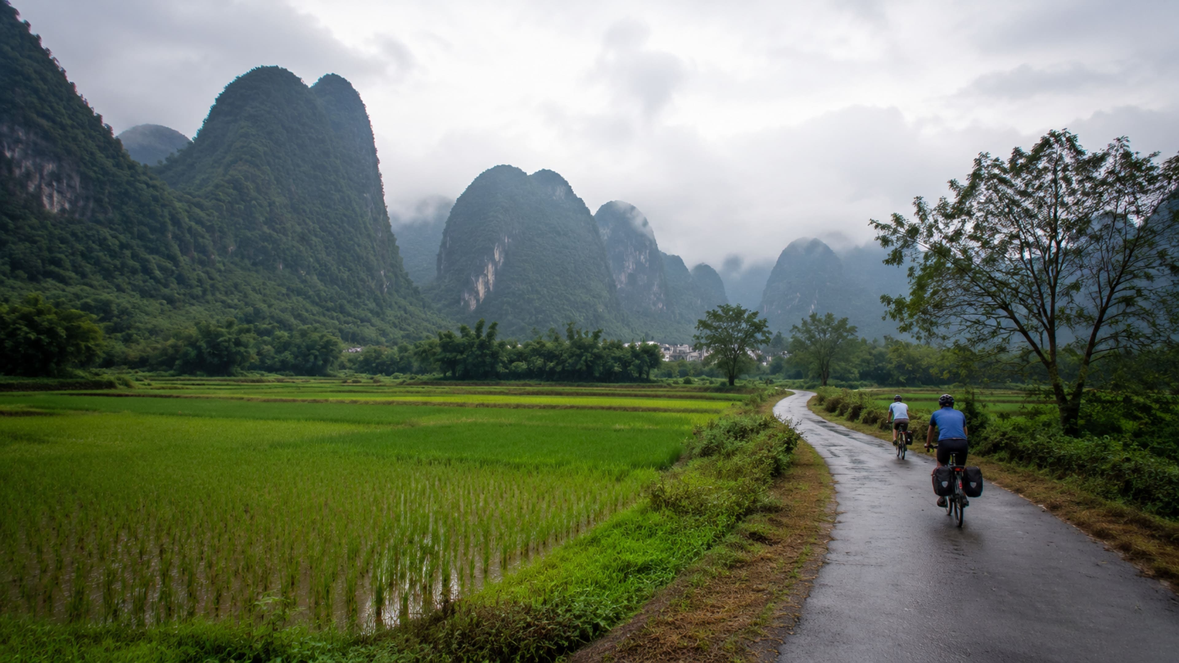 Guilin scenery follows water and country roads