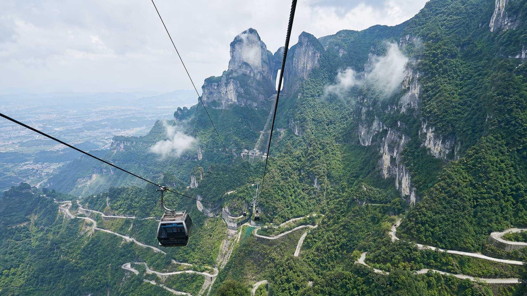 Tianmen Mountain cableway above the 99 Bends road in Zhangjiajie