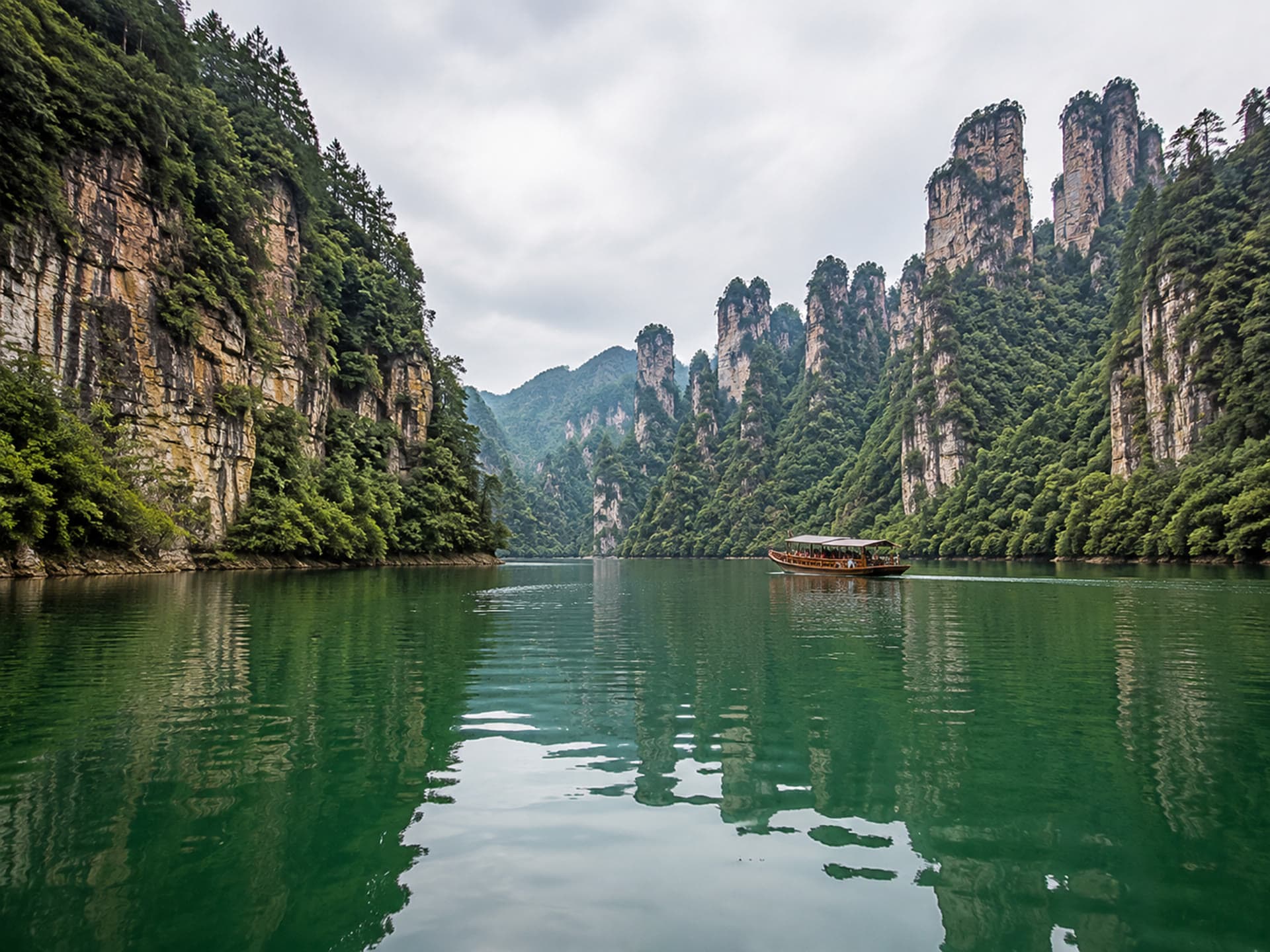 Baofeng Lake surrounded by green cliffs